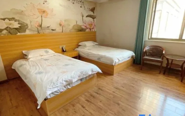 Luoshan Yixing Business Hotel