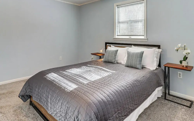 4 Mi to Camelback! Group-friendly Poconos Cabin