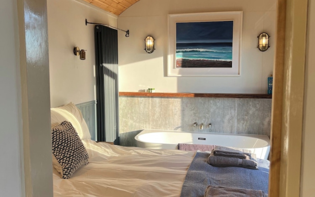Whimple Shepherd Hut, Sleeps 2, Wood Fire & Garden