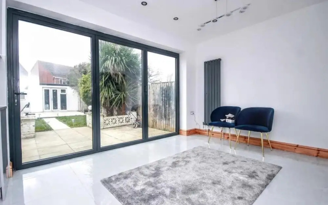 Spacious 3-bed House in Brighton With Parking
