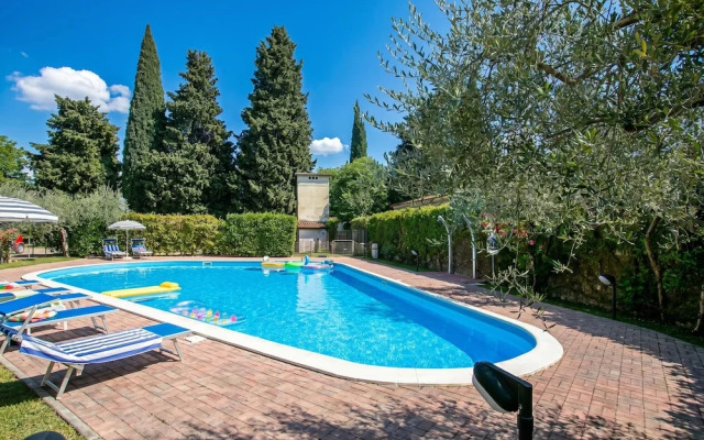 Borgo Degli Ulivi shared pool- 200m lake