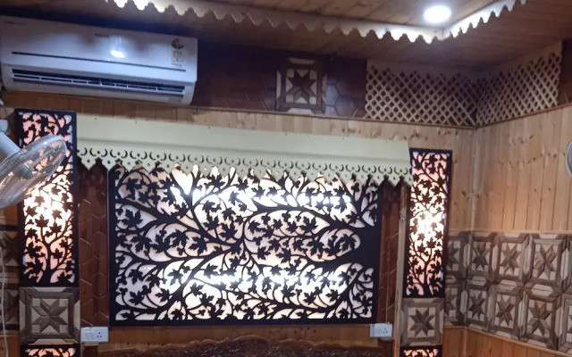 Mughal E Azam Houseboats