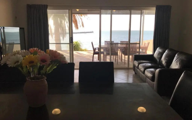 Beachside & Jetty View Apartment 6 - Captain's Apartment