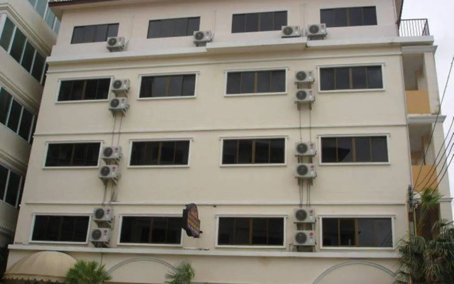 Royal Q&D Suites Hotel