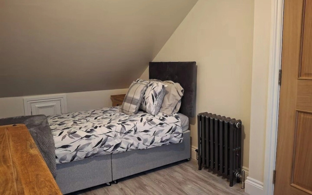 House Sleeps 12 With Parking and Garden