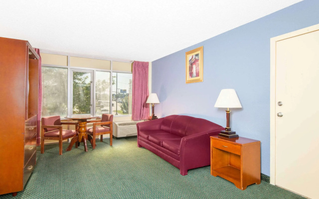 Blue Way Inn & Suites Wichita East