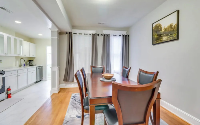 2 Mi to National Mall: DC Townhome