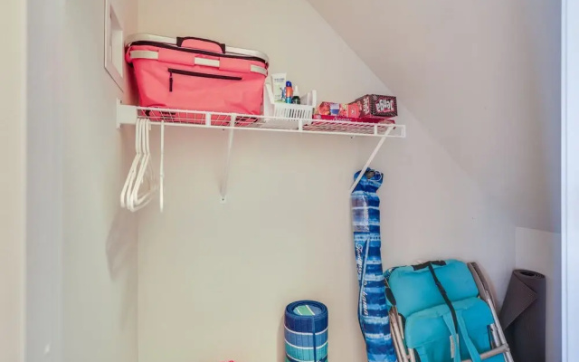 Sweet Dreamin Townhome ~ 7 Mi to Beach!
