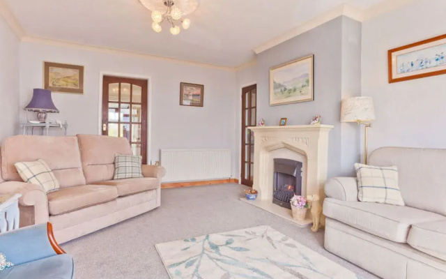 Lothlorien in Grange-over-sands With Bay Views