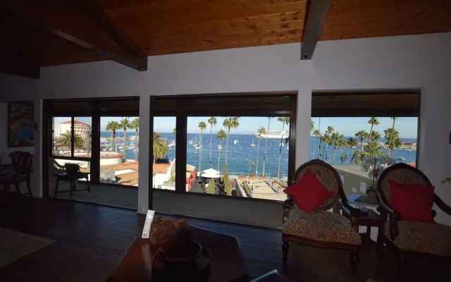 Catalina Courtyard Suites