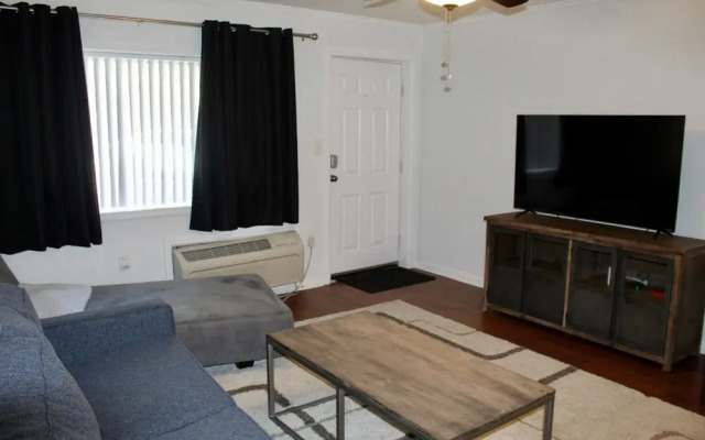 Excellent Location! On Campus Studio Sleeps 4