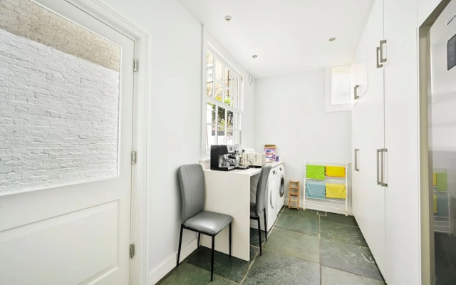 5 Beds House - 5 Mins to Victoria Station
