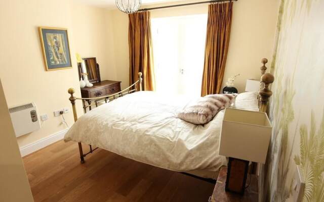 Апартаменты Priory House Apartments вид на фасад