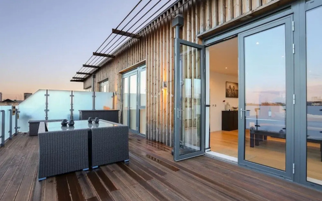 2 Bedroom Penthouse in Canada Water With Balcony