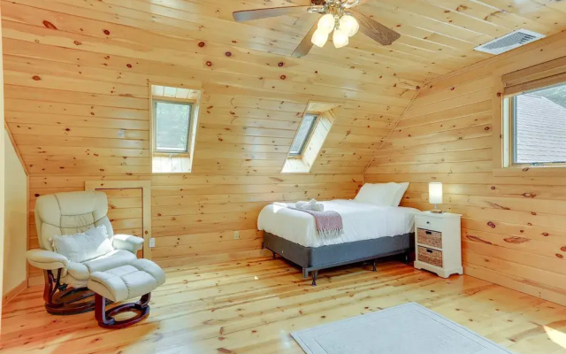 Pocono Dog-Friendly Home on River