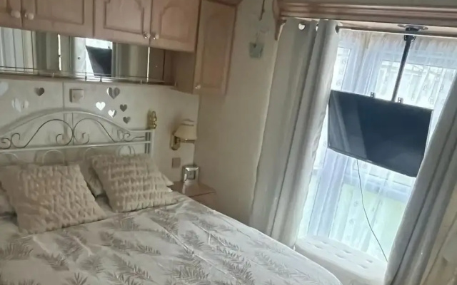 2 Bedroom Caravan - Sleeps 6 - Parking, Seaside