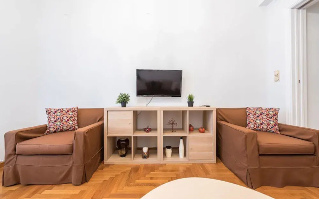 Elegant Koukaki Apartment  by Cloudkeys
