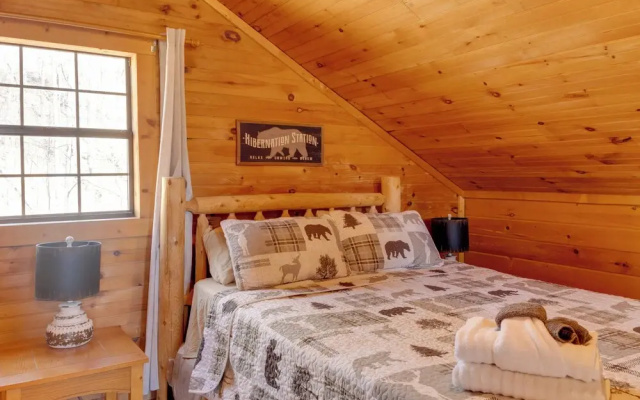 Private Hot Tub & Game Room: Mountain Retreat!
