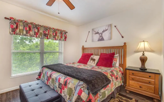 Creekside Tranquility Cedar Lodge 403