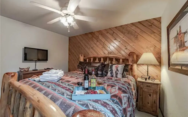 Fort Getaway - Three Bedroom Cabin with Hot Tub