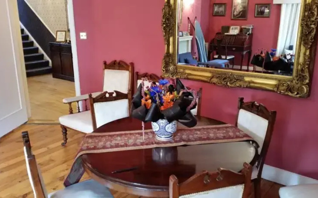 Aaron Court B&B