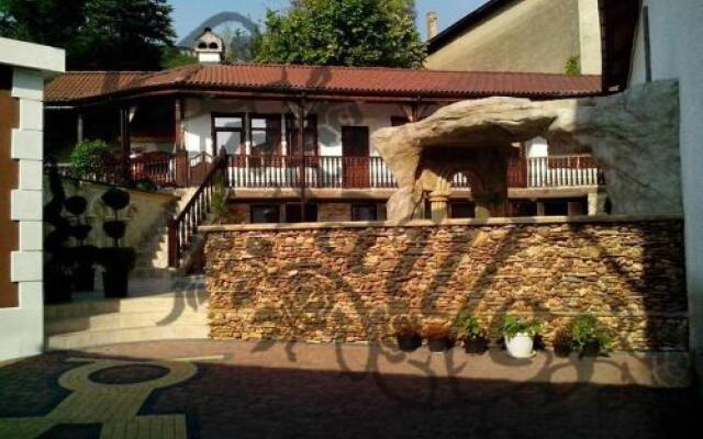 Отель Guesthouse Versailles Болгария, Шумен - отзывы, цены и фото номеров - забронировать отель Guesthouse Versailles онлайн вид на фасад