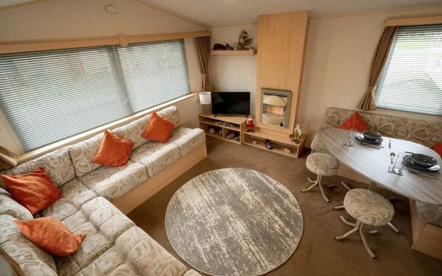 Inviting 3-bed Caravan on Sand Le Mere, Tunstall