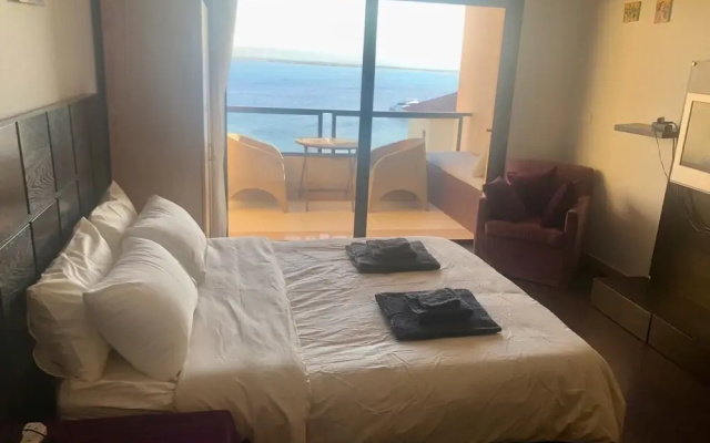 Cosy & Cute Beach Front Studio at the Views Waterside