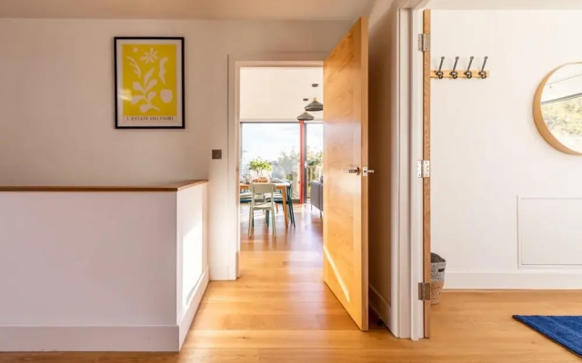Modern 5 Bedroom Home With Garden Panoramic Views