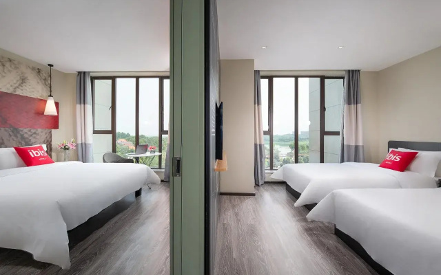 Ibis E'meishan Railway Station Hotel