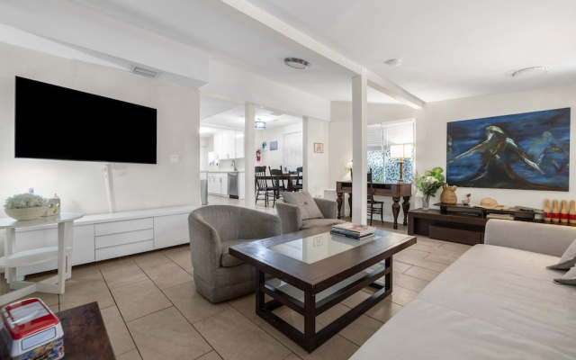 Artful Room With private courtyard
