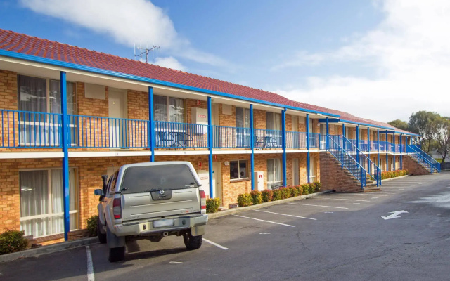 Blue Whale Motor Inn & Apartments