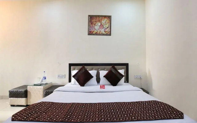 OYO 9323 Hotel Sidana Solitaires