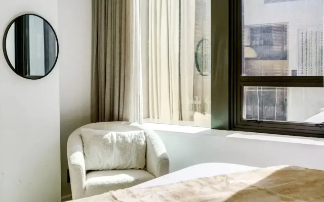 Contemporary Comfort at City Suite 905