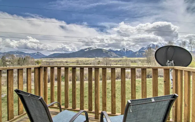 Airy Emigrant Townhome w/ Sweeping Mtn Views!