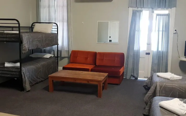 Queens Arms Hotel