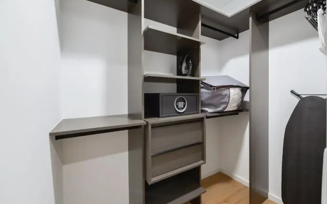 Studio with Panoramic City and Bay Views
