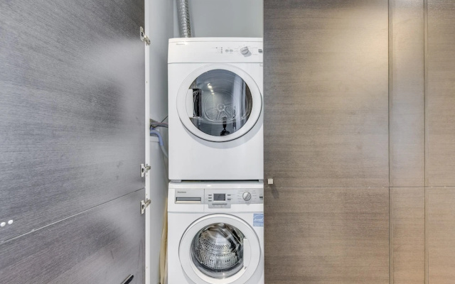 Stunning 1BR Suite in Popular King West