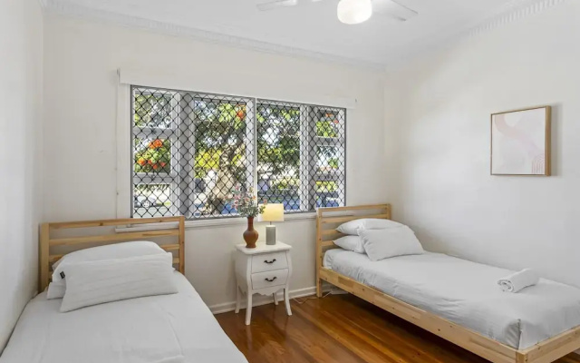 Beachside 3-bed Family Home With Parking & Veranda