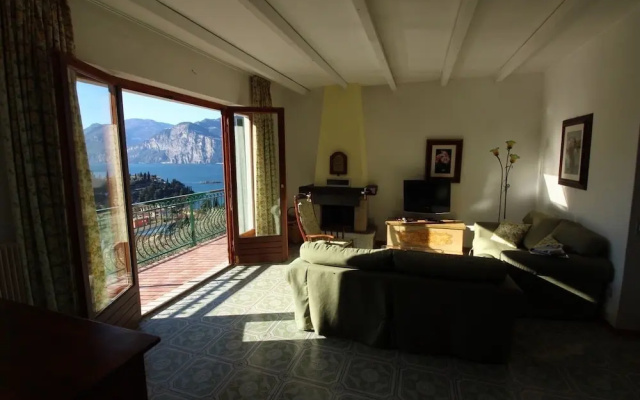 Villa with pool and beautiful lake view