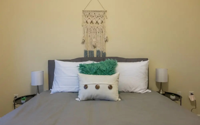 2 BR Suite with balcony by Frontdesk