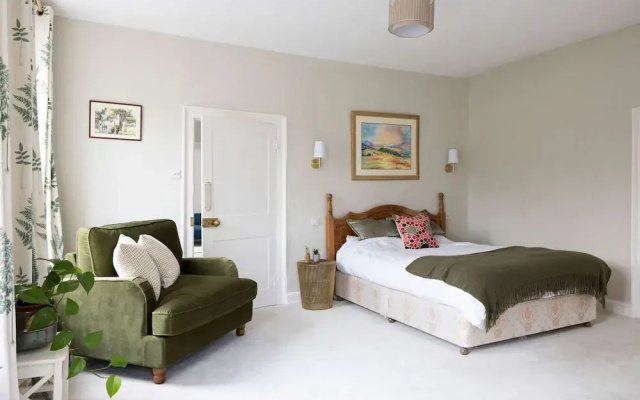 Country Retreat - Sleeps 14 - Large Garden
