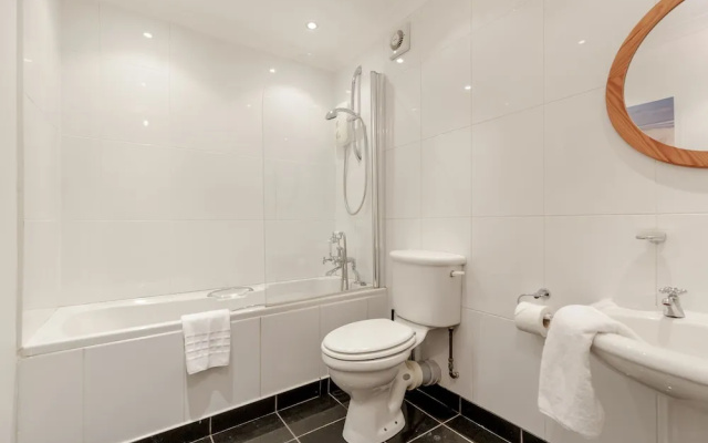 Elegant ground-floor 3BR New Town Apt w/ Garden