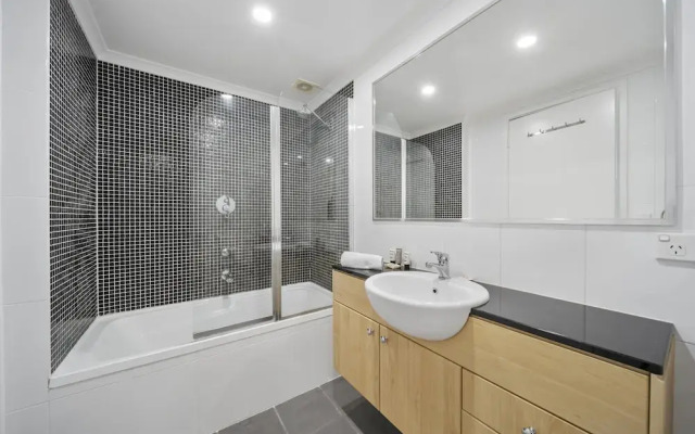 Loft-style CBD 1-bed With Rooftop Terrace & BBQ