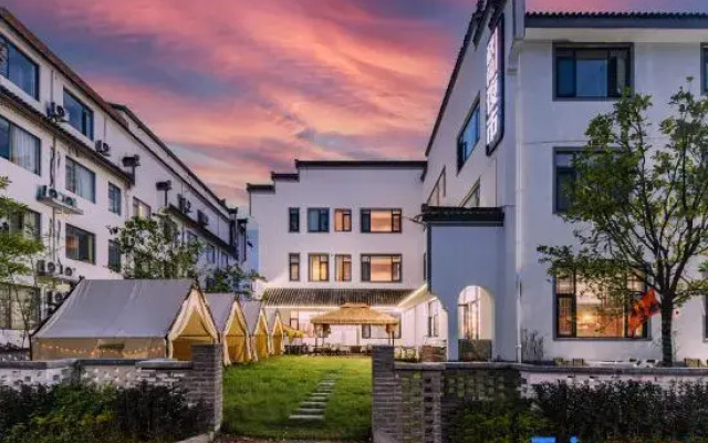 Xidi Yunyi Qiushang Resort Hotel (Xidi Scenic Area)