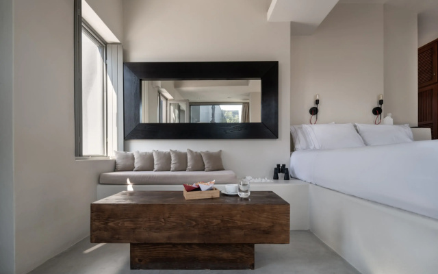 Отель West East Suites