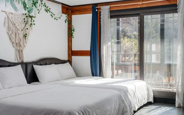 Gyeongju Palace Hanok Kids Pool Villa