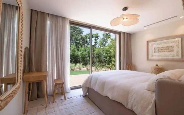 Prestige Villa a/c 12P With Pool & Lounge