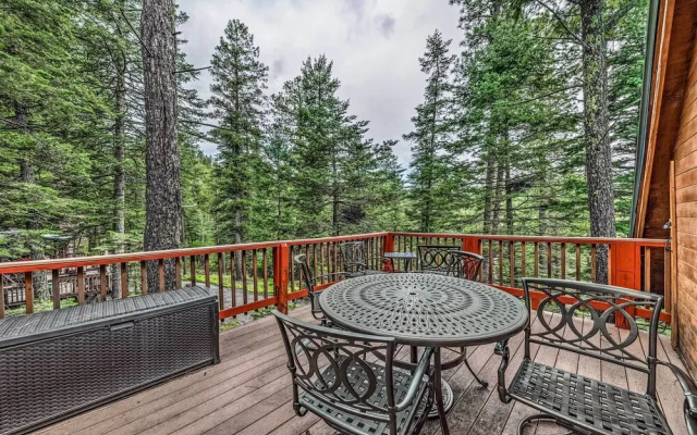 Tree-lined 'polly's Perch' w/ Mountain Views!