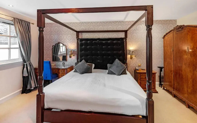 Taychreggan, Signature Collection by Eight Continents